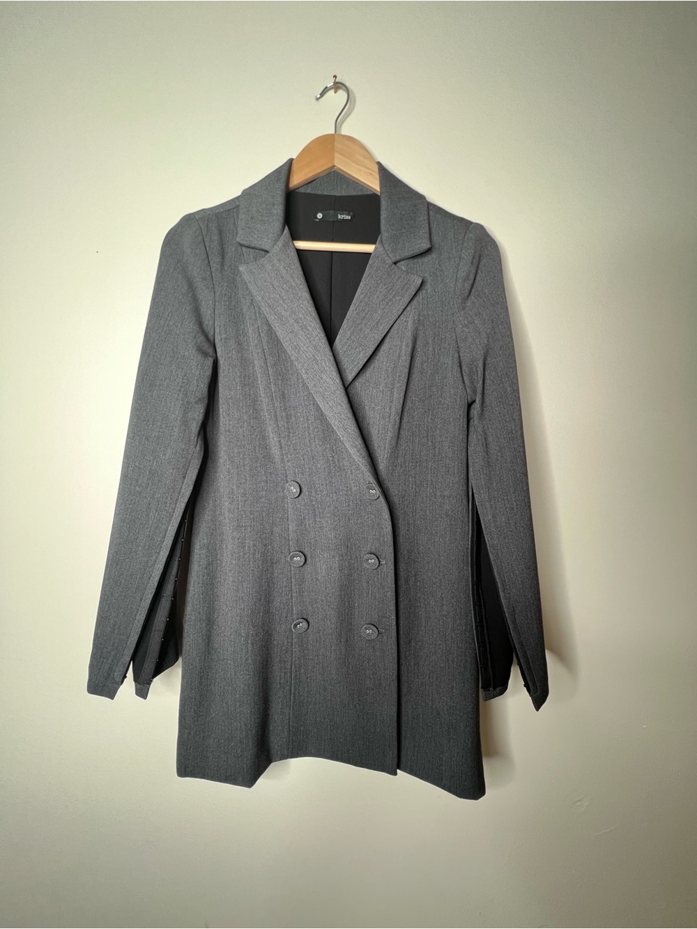 Double-Breasted Women's Gray Blazer With Optional Open Arms
